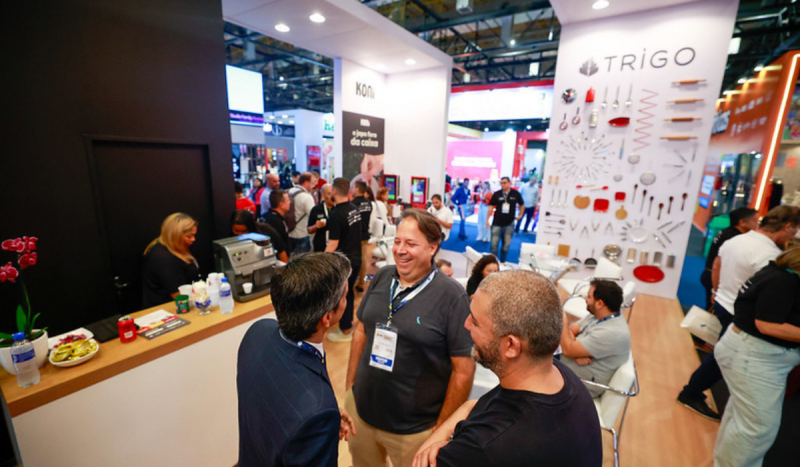 Homens reunidos em evento sobre franquias em São Paulo