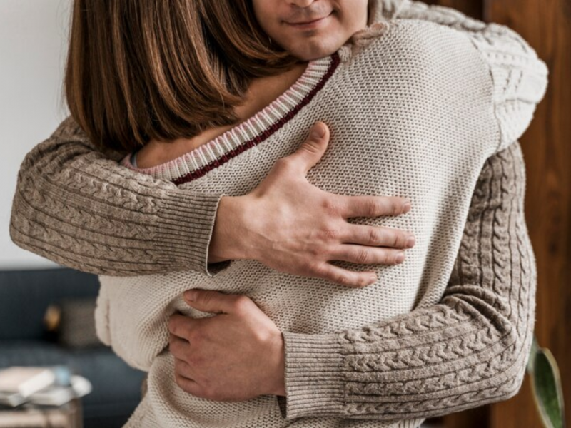 Casal abraçado.