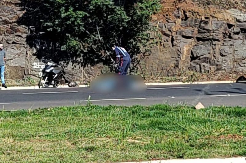 homem estava em uma moto