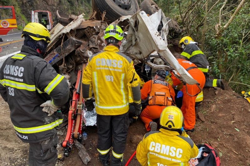 caminhão tombou na cabeceira da ponte