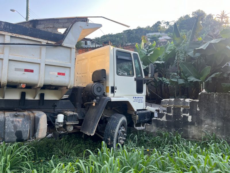 Caminhão colidido contra o muro de uma casa na Via Expressa