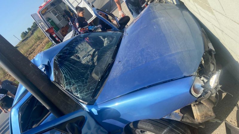 Morte de motorista por acidente de tr&acirc;nsito em Itaja&iacute; foi confirmada logo ap&oacute;s a chegada da PM no local – Foto: PMSC/ Divulga&ccedil;&atilde;o