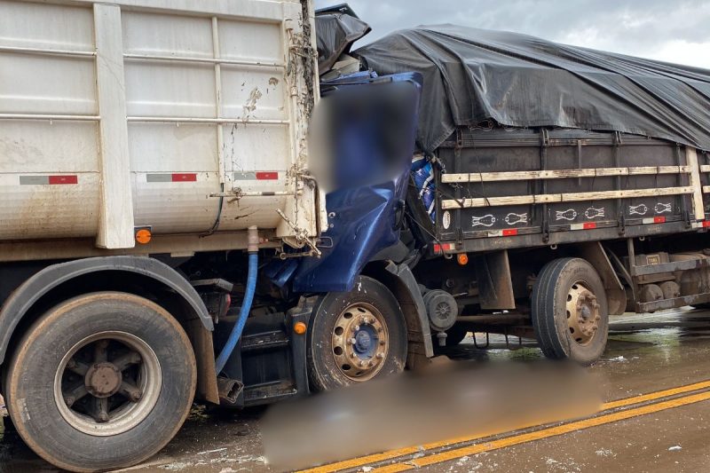 Acidente entre dois caminhões deixou homem morto em Dionísio Cerqueira na BR-163