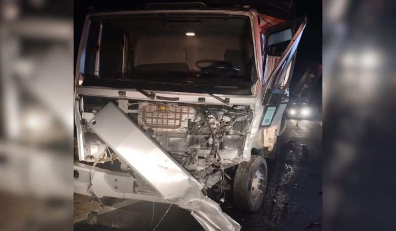 foto mostra caminhão com a frente batida após acidente