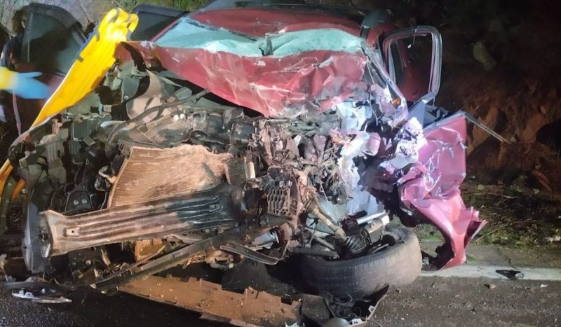 foto mostra carro vermelho destruído após acidente