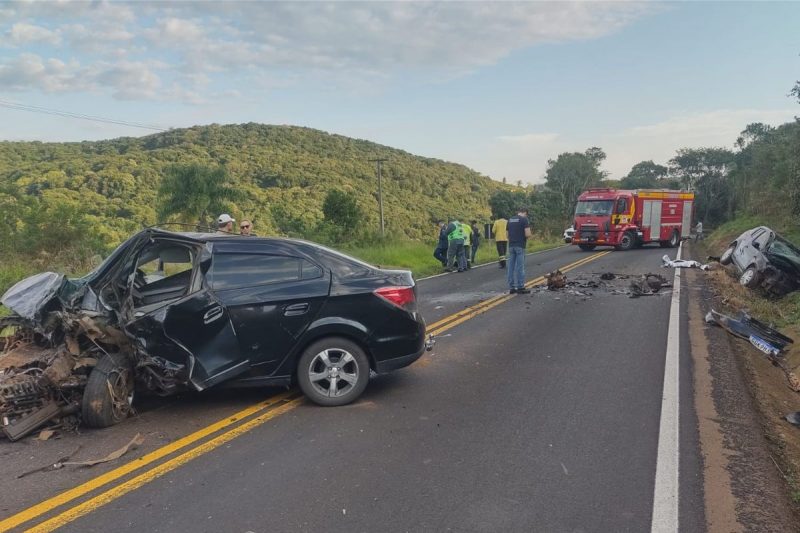 A colis&atilde;o frontal deixou duas pessoas mortas em Ipua&ccedil;u – Foto: PMRv/Divulga&ccedil;&atilde;o/ND