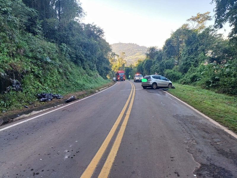 O motociclista morreu após a colisão.