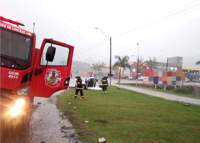 Bombeiros atendendo ocorrência no bairro Salto Pilão