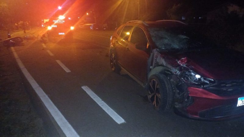 Imagem do acidente entre carro e moto mostra veículo destruído em rodovia