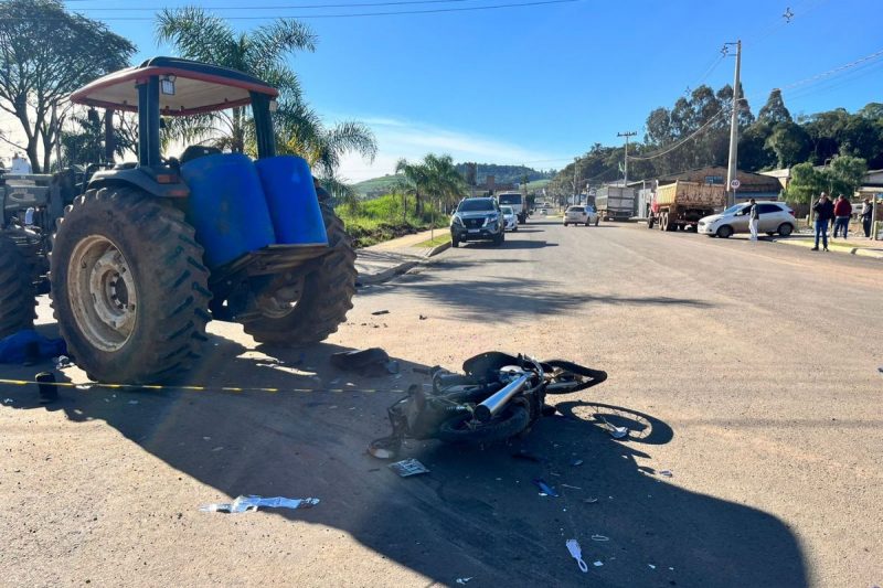 Uma mulher de 20 anos morreu em um acidente entre uma moto e trator 