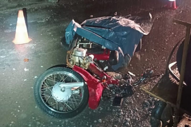 homem estava em motoneta artesanal