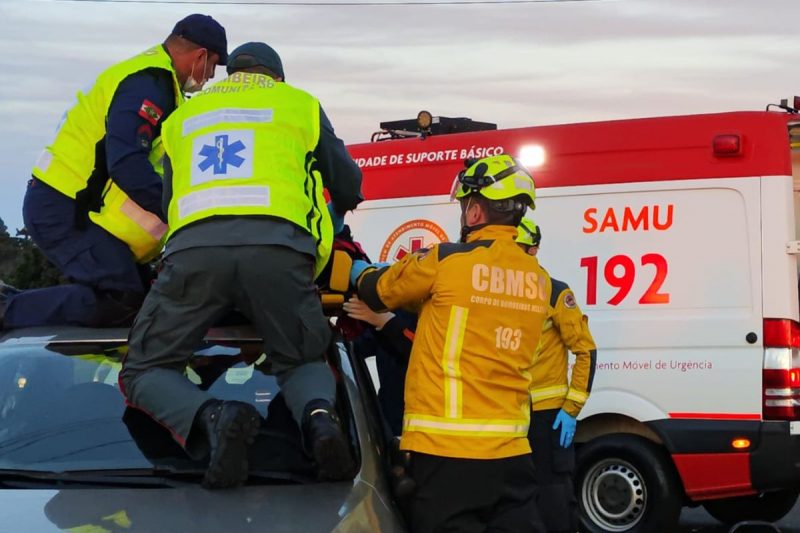 Motociclista foi parar em cima de carro