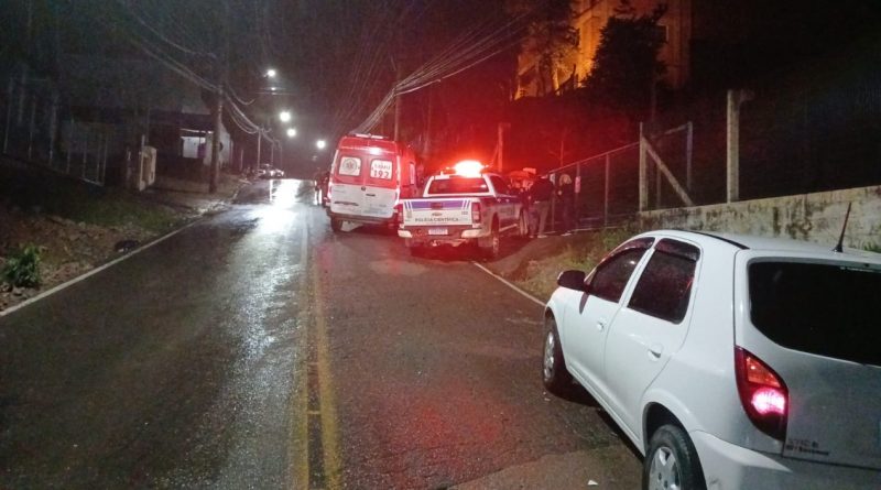 Foto do local onde acidente aconteceu, com viatura do Samu e Polícia Científica