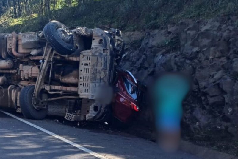 Carro foi esmagado no acidente 