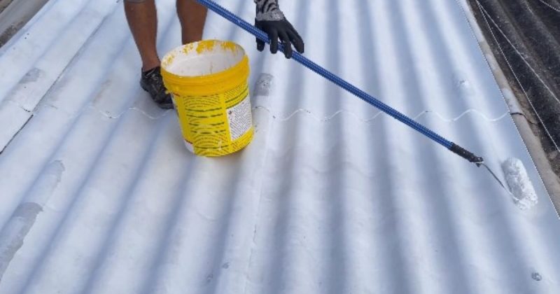 Pedreiro afirma que tr&ecirc;s dem&atilde;os do impermeabilizante s&atilde;o necess&aacute;rias para chegar ao resultado desejado – Foto: Reprodu&ccedil;&atilde;o/YouTube/ND