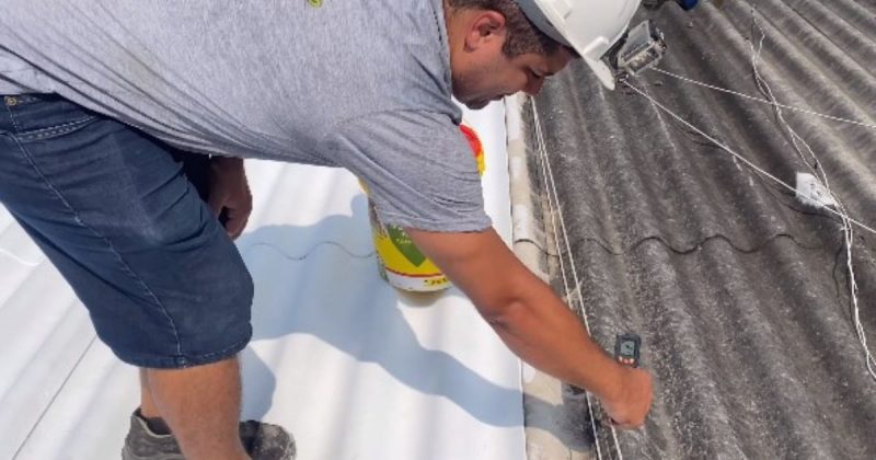 Pedreiro ensina como criar pel&iacute;cula de prote&ccedil;&atilde;o e dar “adeus ao calor” – Foto: Reprodu&ccedil;&atilde;o/YouTube/ND