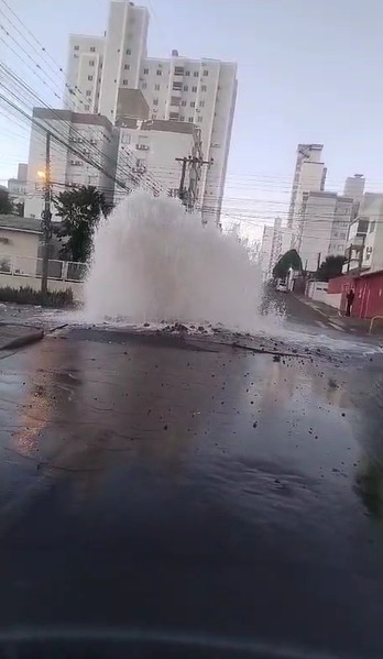 Uma adutora da Casan rompeu na manh&atilde; deste domingo (30), em Chapec&oacute;. – Foto: Internet/Reprodu&ccedil;&atilde;o