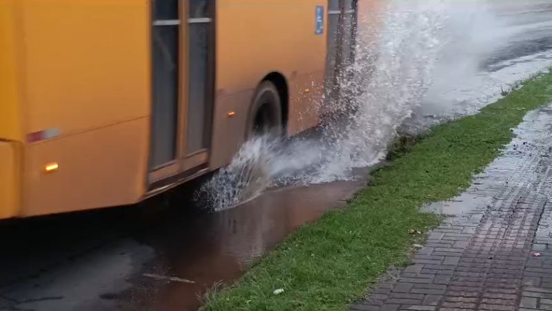 Uma rede de água da Casan rompeu na manhã desta sexta-feira (28), na avenida São Pedro.