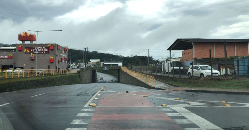 Ap&oacute;s reparos, a &aacute;gua escoou e o tr&acirc;nsito foi liberado no trecho – Foto: Nado Miranda/NDTV Crici&uacute;ma