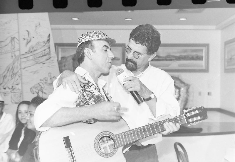 Ald&iacute;rio Sim&otilde;es (&agrave; dir.) e Valdir Agostinho no Bar Fala Man&eacute; – Foto: Carlos Amorim/Divulga&ccedil;&atilde;o/ND