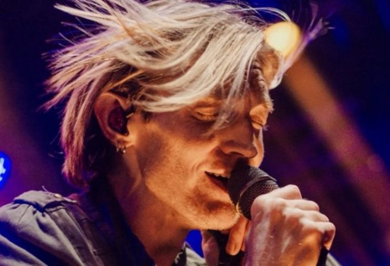 na imagem vocalista Alex Band da banda The Calling aparece cantando de olhos fechados e cabelos ao vento