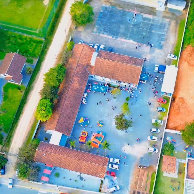 Aluno entra em escola com faca, tenta esfaquear funcionária e é aprendido em SC