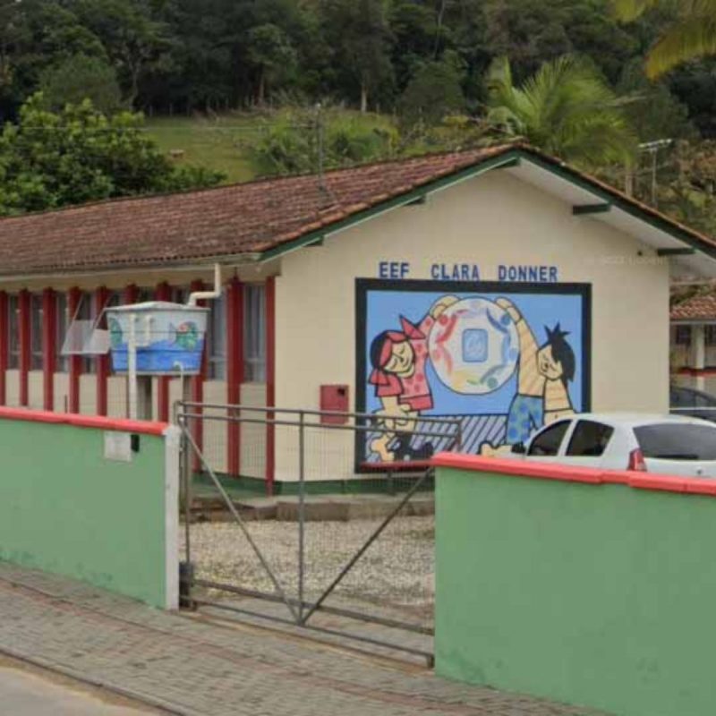 Aluno entra em escola com faca, tenta esfaquear funcionária e é aprendido em SC