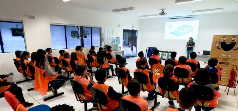 alunos no auditorio do parque