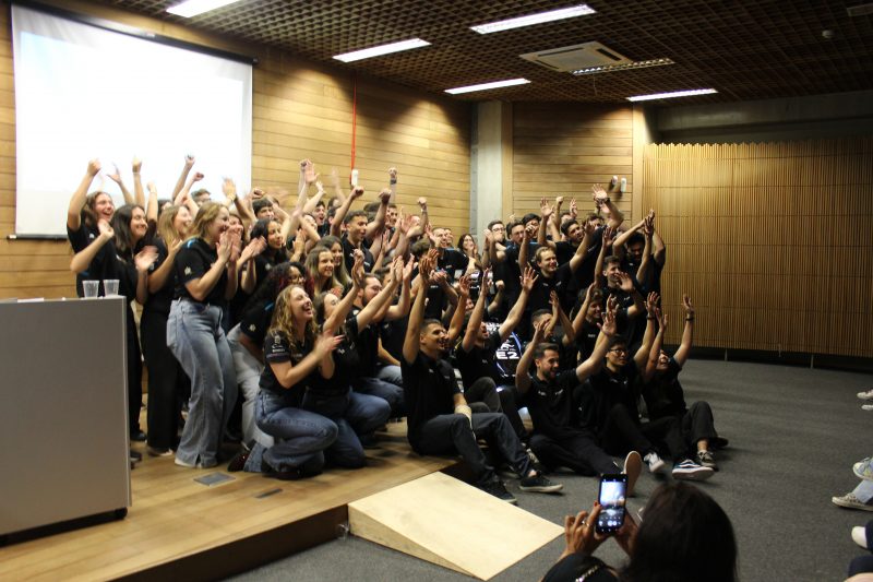 Equipe da Ampera Racing no lançamento do novo carro de corrida