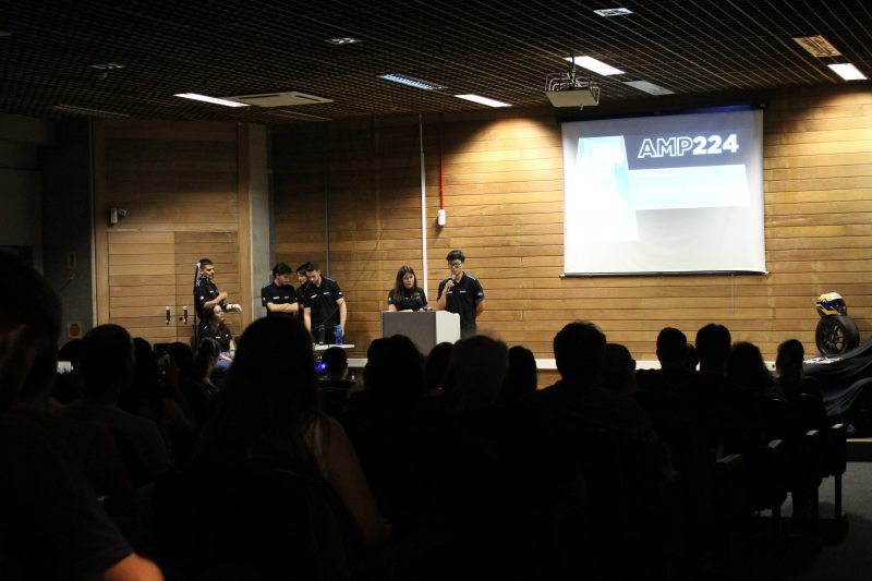 Os estudantes Marina Grisotti e Thomas Jun Kawano apresentam o novo carro de corrida da Ampera Racing