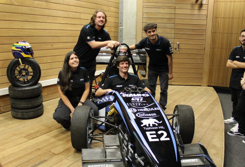 Carro de corrida AMP-224 desenvolvido pelos estudantes da UFSC