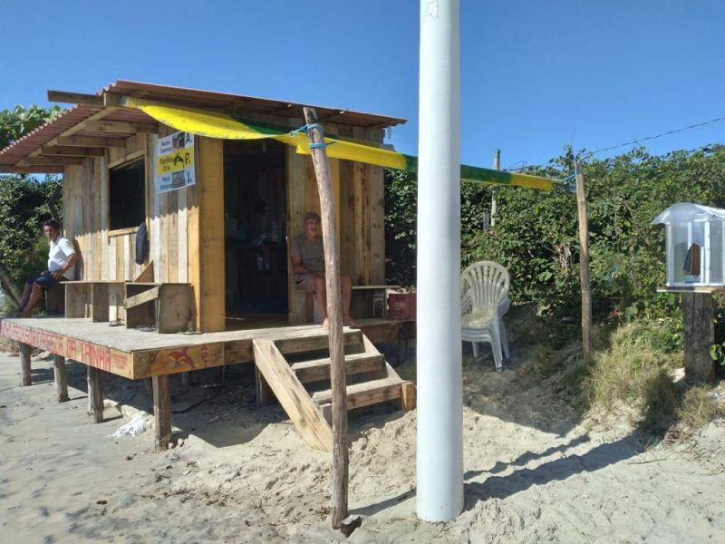 Antigamente os ranchos feitos com restos de madeira e lonas – Foto: Divulga&ccedil;&atilde;o