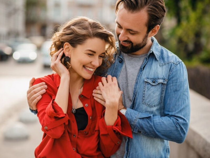 Casal se abraçando e sorrindo para matéria sobre sinais de que seu parceiro te ama profundamente