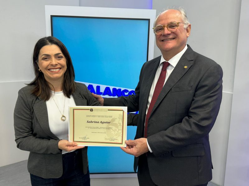 Sabrina Aguiar, apresentadora do Balanço Geral Joinville, é homenageada pela Alesc após vencer Prêmio Acaert
