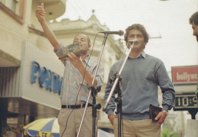 Arante Jos&eacute; Monteiro (&agrave; esq.) recebendo o Trof&eacute;u Manezinho – Foto: Divulga&ccedil;&atilde;o/ND