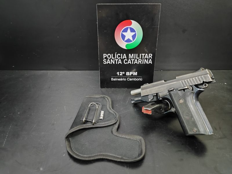 Arma de fogo é encontrada em compartimento do jet ski  &#8211; Foto: PMSC/ Divulgação