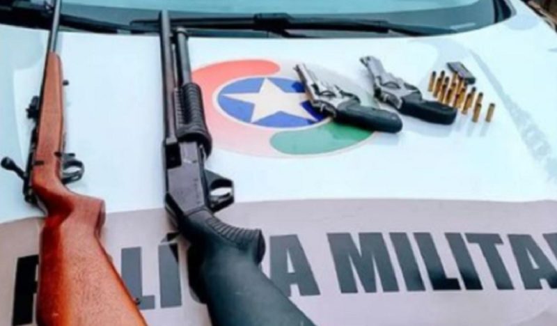 Armas foram localizadas na casa do adolescente; todas as armas eram registradas no nome do padrasto – Foto: Pol&iacute;cia Militar/Reprodu&ccedil;&atilde;o/ND