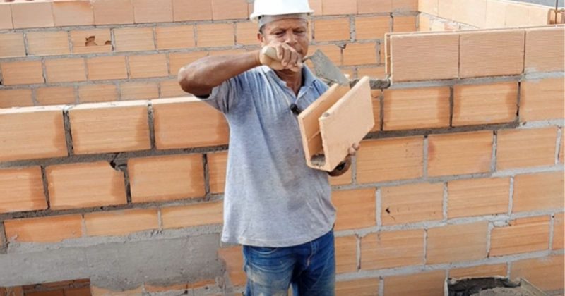 Pedreiro quebrando canaleta 