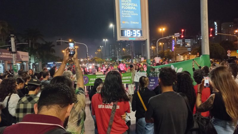 Frente Catarinense de Luta pela Descriminaliza&ccedil;&atilde;o e Legaliza&ccedil;&atilde;o do Aborto organizou, nesta quinta-feira (13), uma manifesta&ccedil;&atilde;o em Florian&oacute;polis – Foto: Divulga&ccedil;&atilde;o/8MSC/ND