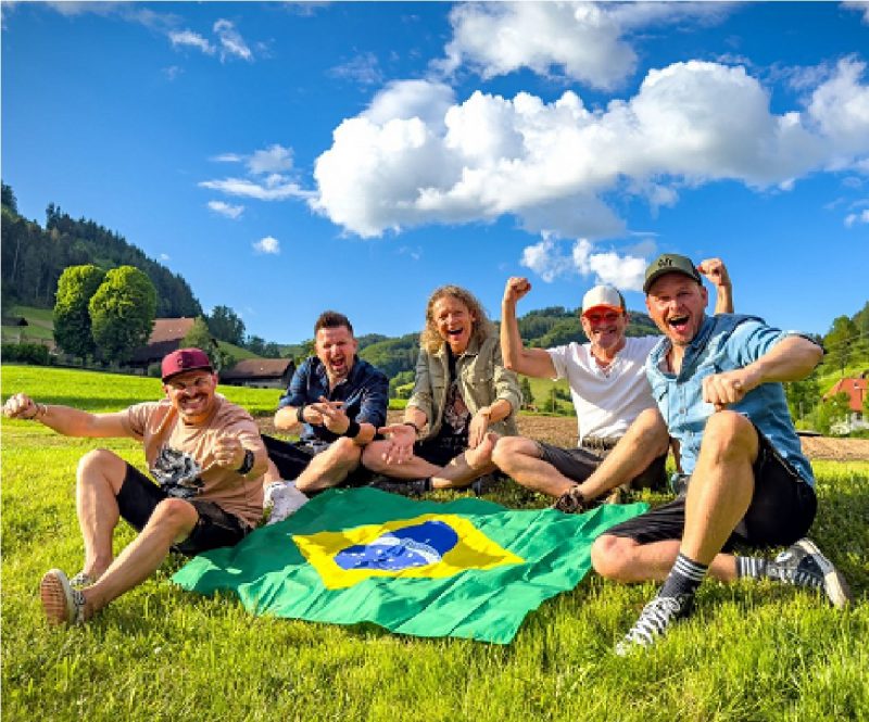 Banda alemã com uma bandeira do Brasil posa para foto