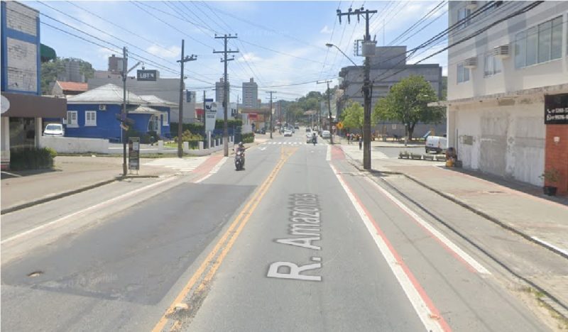 Registro fotográfico da rua onde a pedestre foi atropelada em Blumenau 