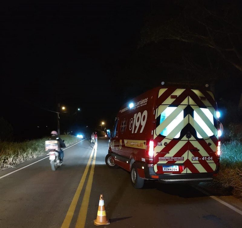 Viatura dos bombeiros em pista de Sangão onde ocorreu acidente 