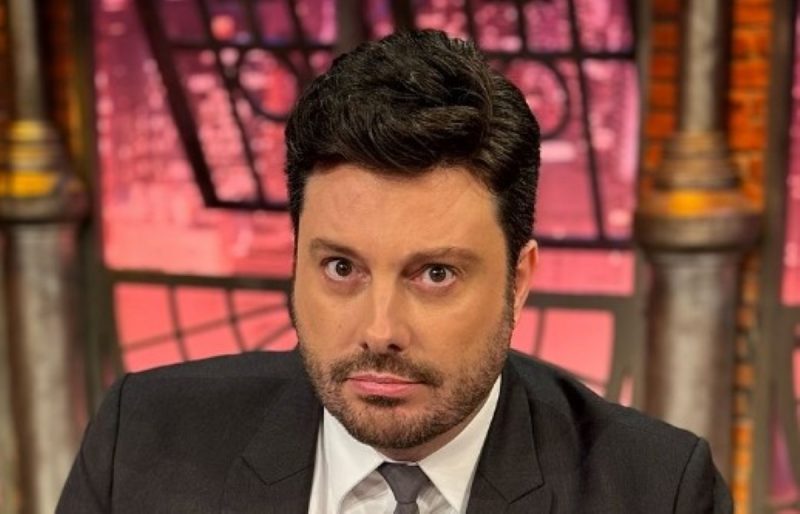 Na imagem, Danilo Gentili, diagnosticado com autismo, aparece em seu programa 