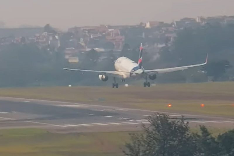 Imagem mostra aeronave em aeroporto para ilustrar avião arremetendo em Florianópolis