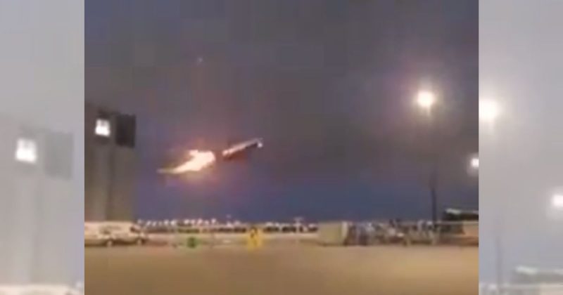 Avião com 389 passageiros 'explode' no ar e precisa fazer pouso de emergência