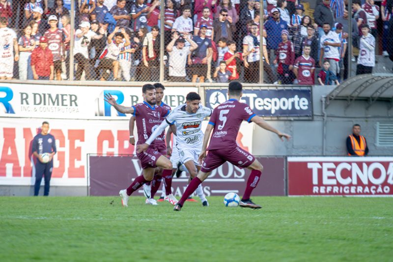 No RS, Figueirense perde para o Caxias e torcedor alvinegro simula afogamento e inicia briga contra a torcida adversária