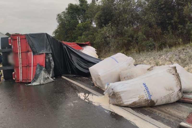 Carreta capotou na rodovia em SC