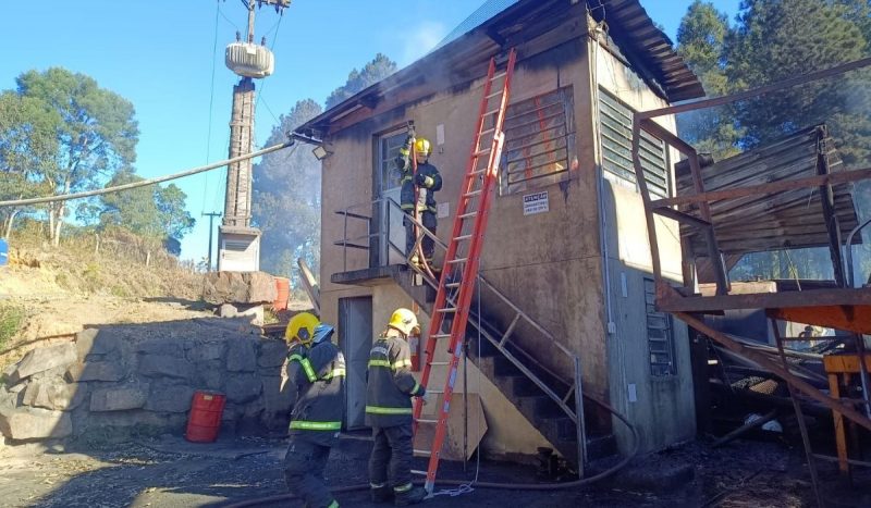 Foram necessários 10 mil litros de água para combater o fogo