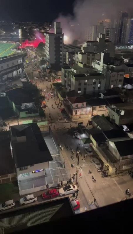 Torcedores de Inter e Corinthians brigam nos arredores do Scarpelli, em Florianópolis