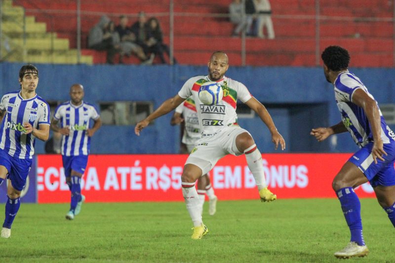 Ronaldo Henrique (ao fundo) foi expulso durante o empate entre Brusque e Avaí